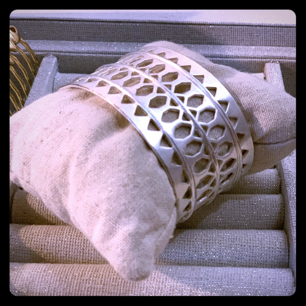 NIB: Stella & dot silver cuff bracelet